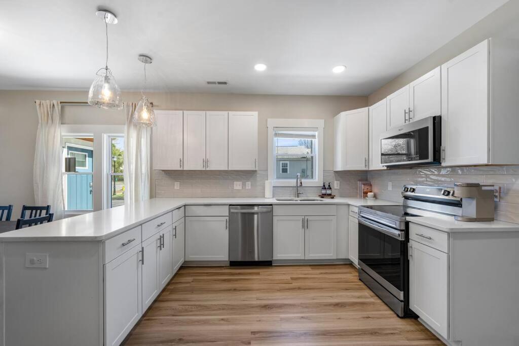 Brand New Cozy Modern Bungalow W/Hot Tub+Movieroom 7 Min From Uptown Charlotte Exteriör bild