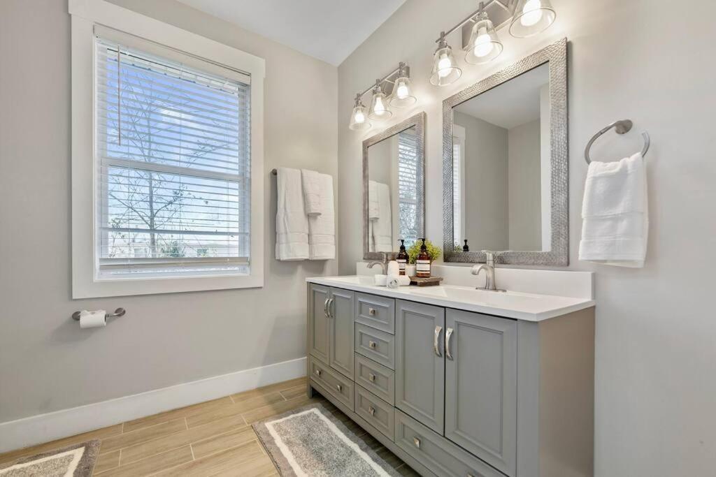 Brand New Cozy Modern Bungalow W/Hot Tub+Movieroom 7 Min From Uptown Charlotte Exteriör bild