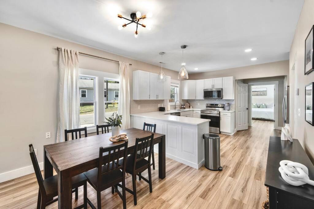 Brand New Cozy Modern Bungalow W/Hot Tub+Movieroom 7 Min From Uptown Charlotte Exteriör bild