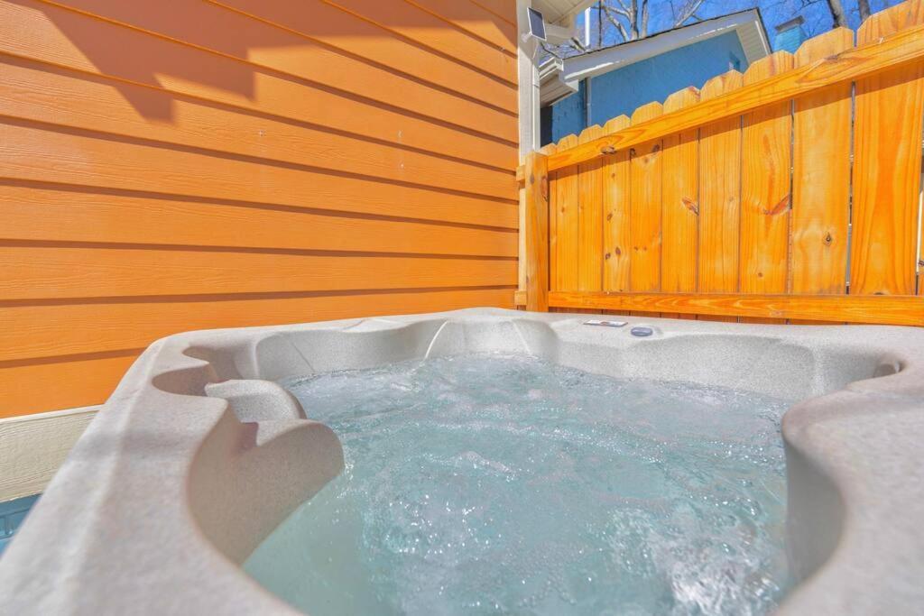 Brand New Cozy Modern Bungalow W/Hot Tub+Movieroom 7 Min From Uptown Charlotte Exteriör bild