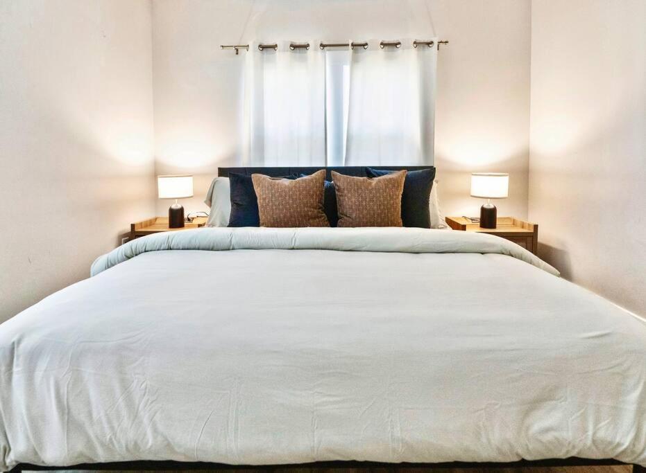 Brand New Cozy Modern Bungalow W/Hot Tub+Movieroom 7 Min From Uptown Charlotte Exteriör bild