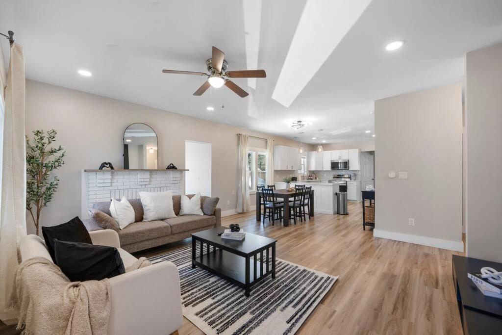 Brand New Cozy Modern Bungalow W/Hot Tub+Movieroom 7 Min From Uptown Charlotte Exteriör bild
