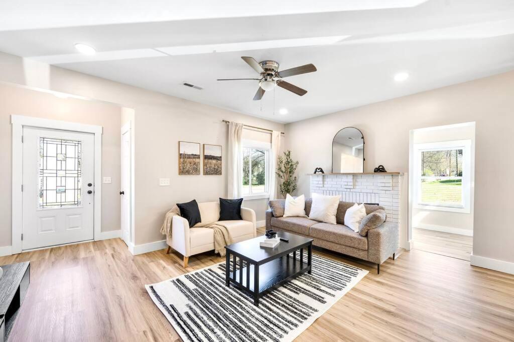 Brand New Cozy Modern Bungalow W/Hot Tub+Movieroom 7 Min From Uptown Charlotte Exteriör bild