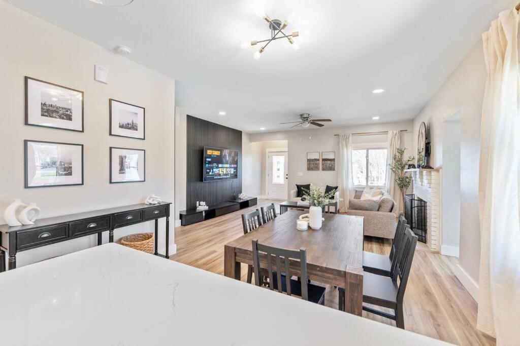 Brand New Cozy Modern Bungalow W/Hot Tub+Movieroom 7 Min From Uptown Charlotte Exteriör bild