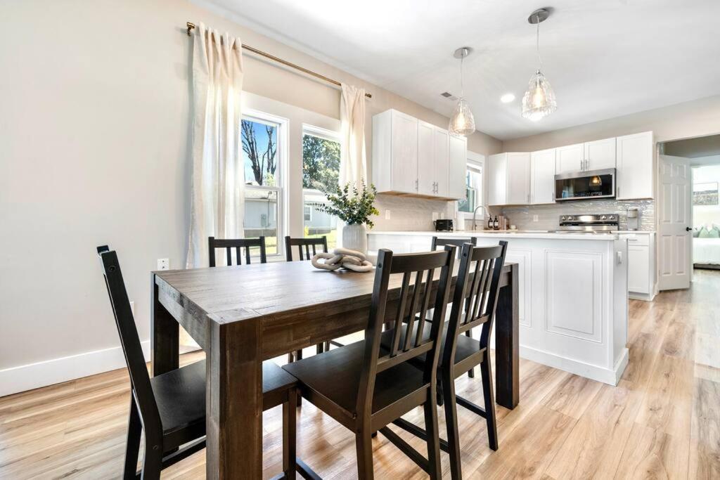 Brand New Cozy Modern Bungalow W/Hot Tub+Movieroom 7 Min From Uptown Charlotte Exteriör bild